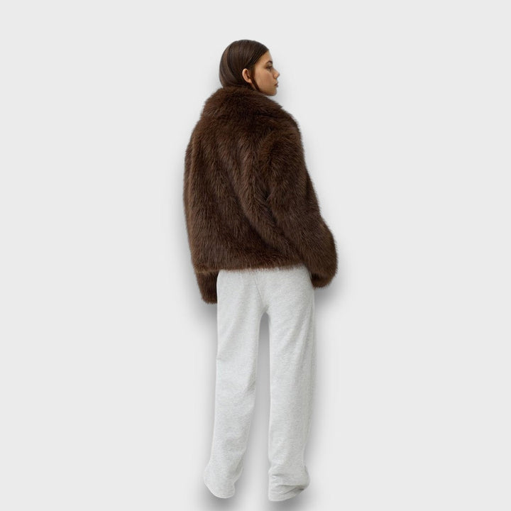 Illia – Short synthetic fur coat with oversized collar