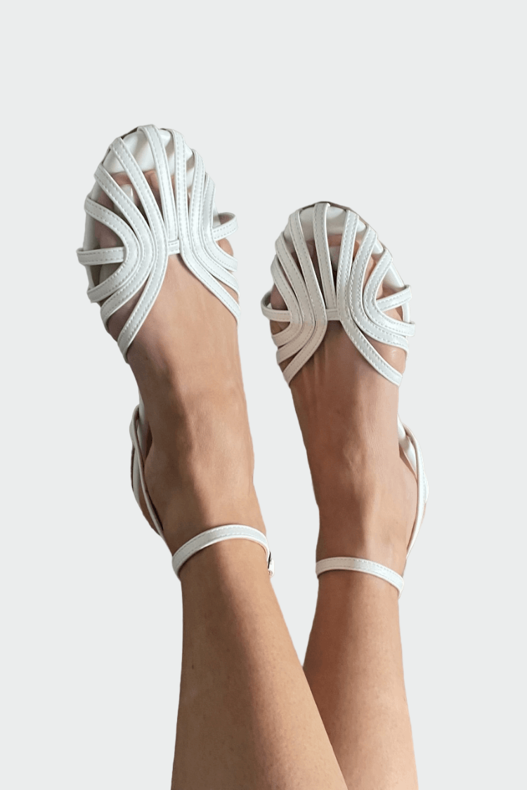 Flat sandals with braided straps