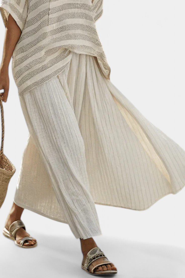Set of bamboo linen Daisy with an elegant striped blouse and flowing pants for a modern and comfortable style