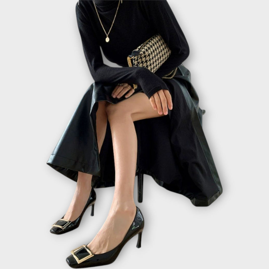 Elegant sandals with moderate heel and square toe