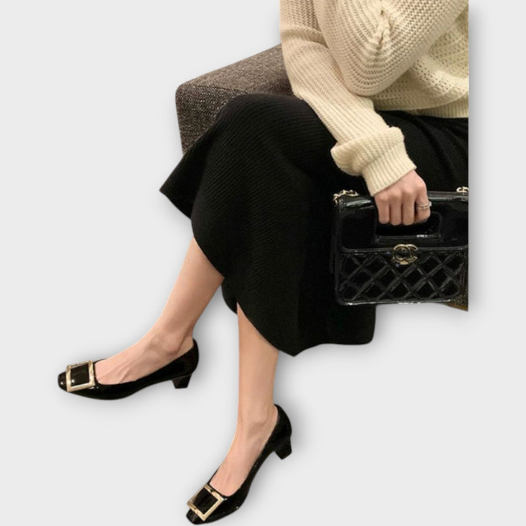 Elegant sandals with moderate heel and square toe