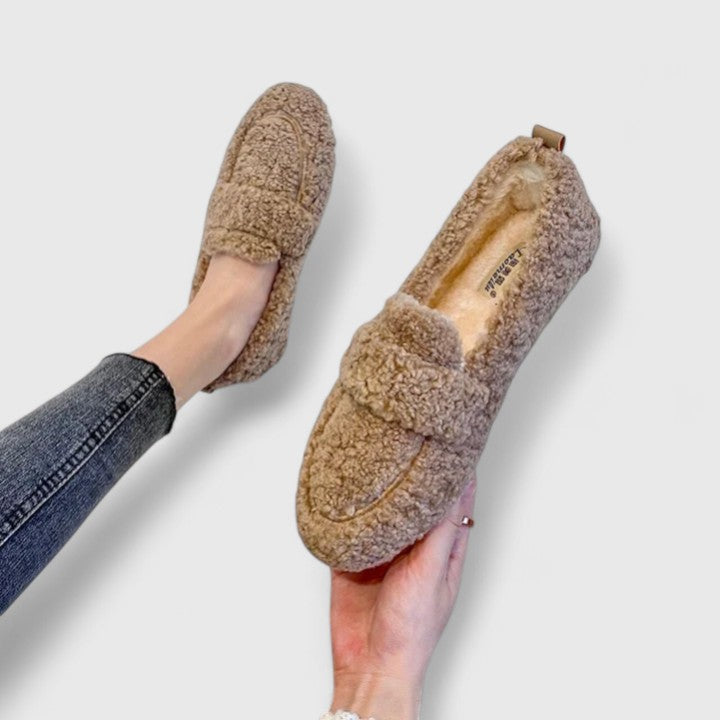 Warm slip-on shoes with elegant design