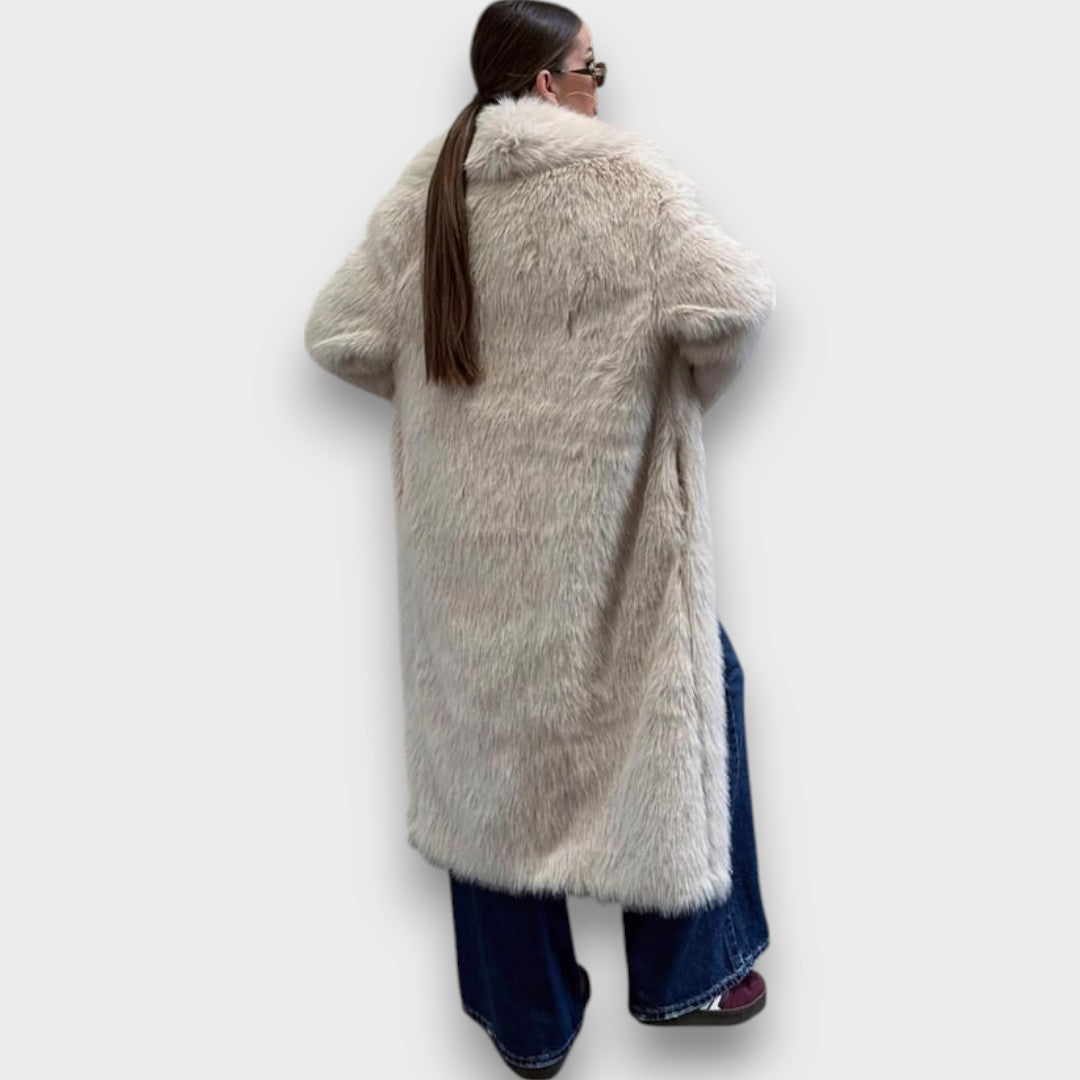 Liviane – Maxi coat in synthetic fur with couture flair